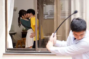 Ba mẹ đi vắng, hai anh em ở nhà chơi trò "người lớn"