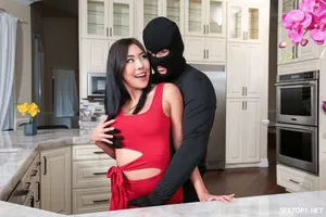 đi làm tóc cùng cô vợ, lén nện nữ nhân viên