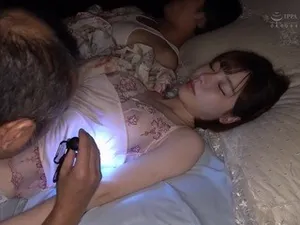 Cho mẹ uống thuốc mê, cô con gái nữa đêm vào phòng trả bài với bố