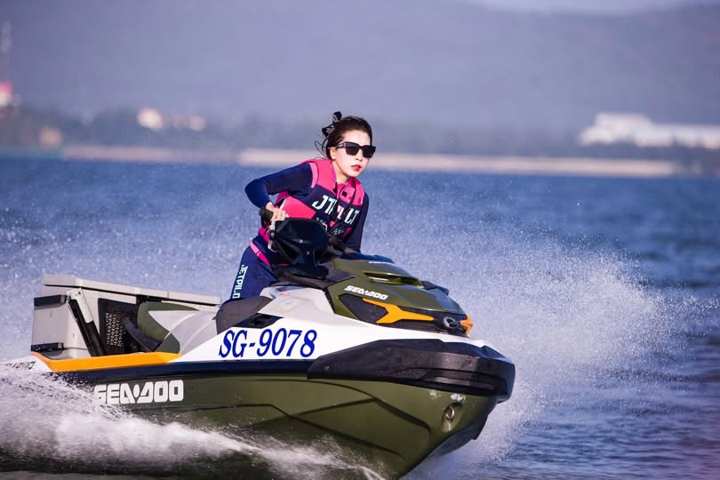 Tăng ca đêm, tôi phải ngủ nhờ nhà nữ đồng nghiệp vì cơn bão lớn